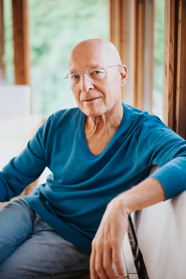 Porträt von Dr. Ruediger Dahlke im blauen Pullover